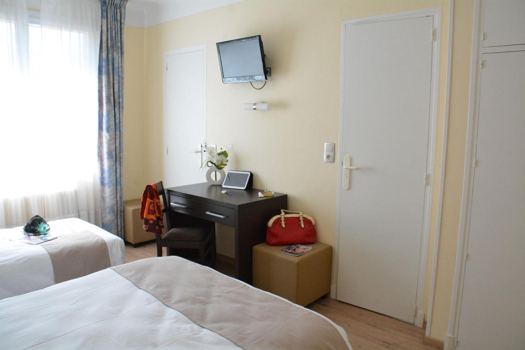 Logis Hotel Restaurant De France Saint-Geniez-dʼOlt Quarto foto