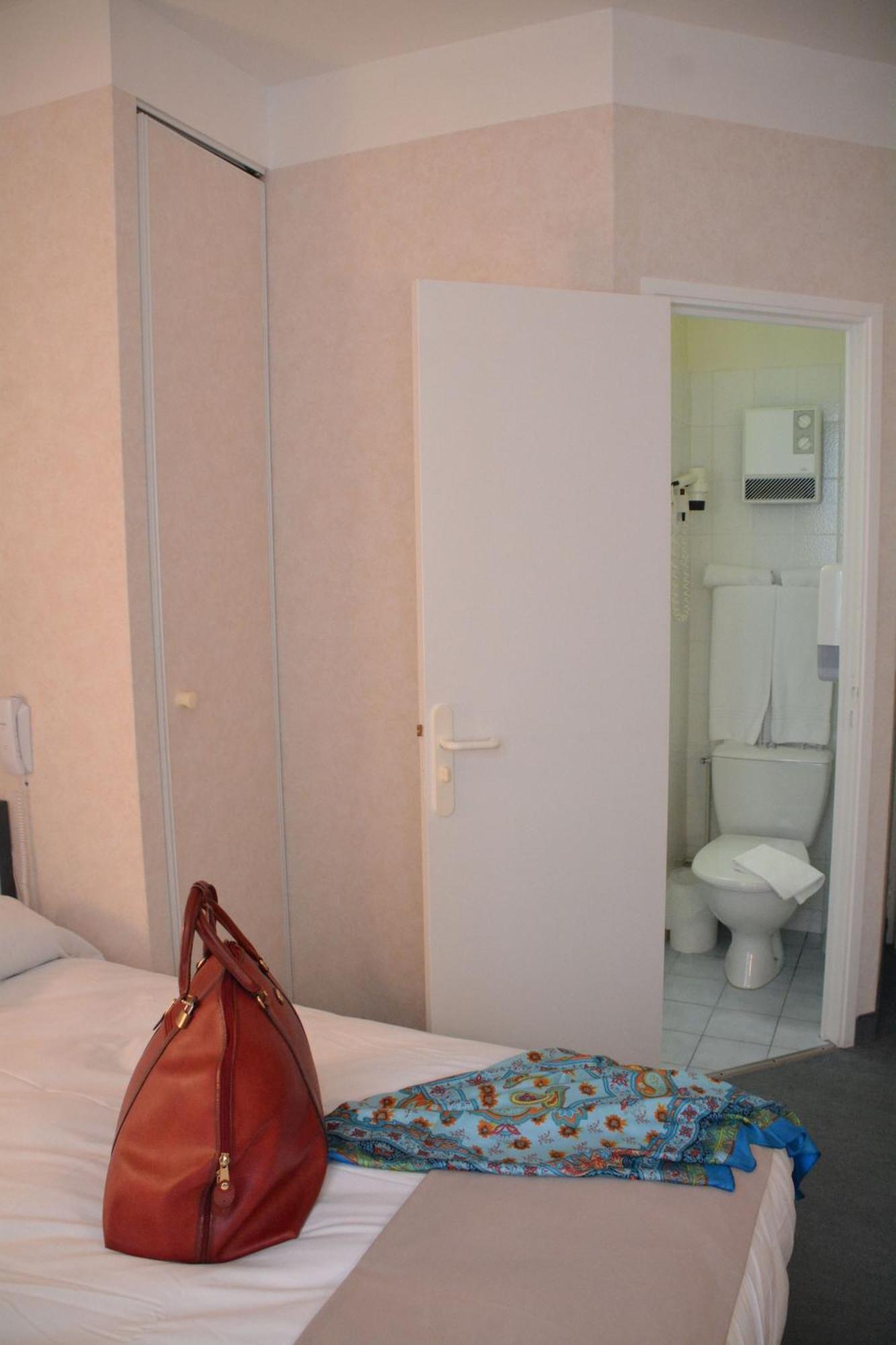 Logis Hotel Restaurant De France Saint-Geniez-dʼOlt Quarto foto